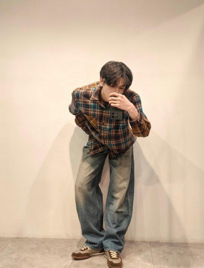 张凌赫ins更新男友对镜自拍 张凌赫ins更新对镜自拍，此男太会拍啦[憧憬] 张