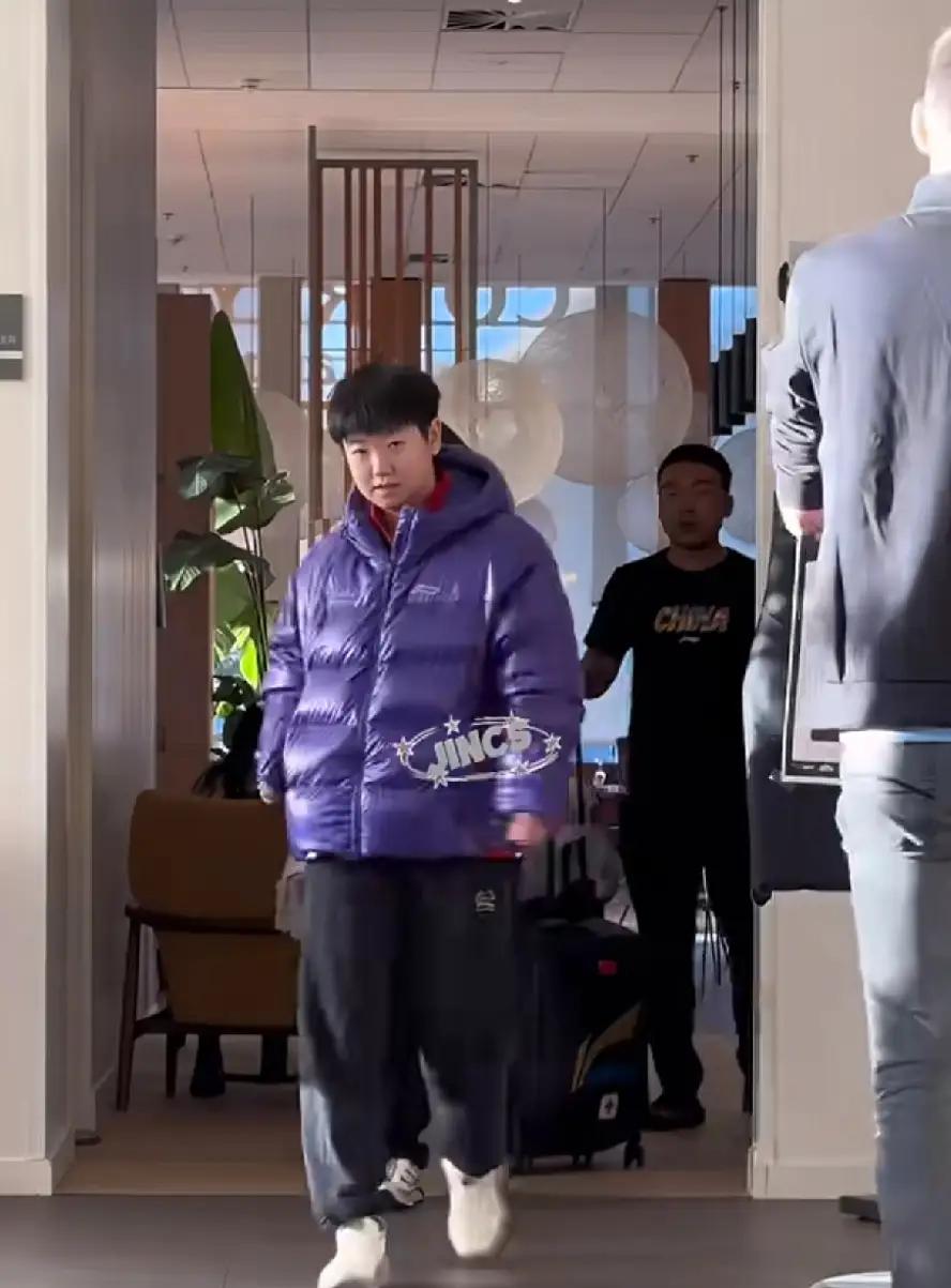 好难得看到穿紫色羽绒服的莎莎
她最近的穿搭总是与众不同
这法国的天气到底是什么样