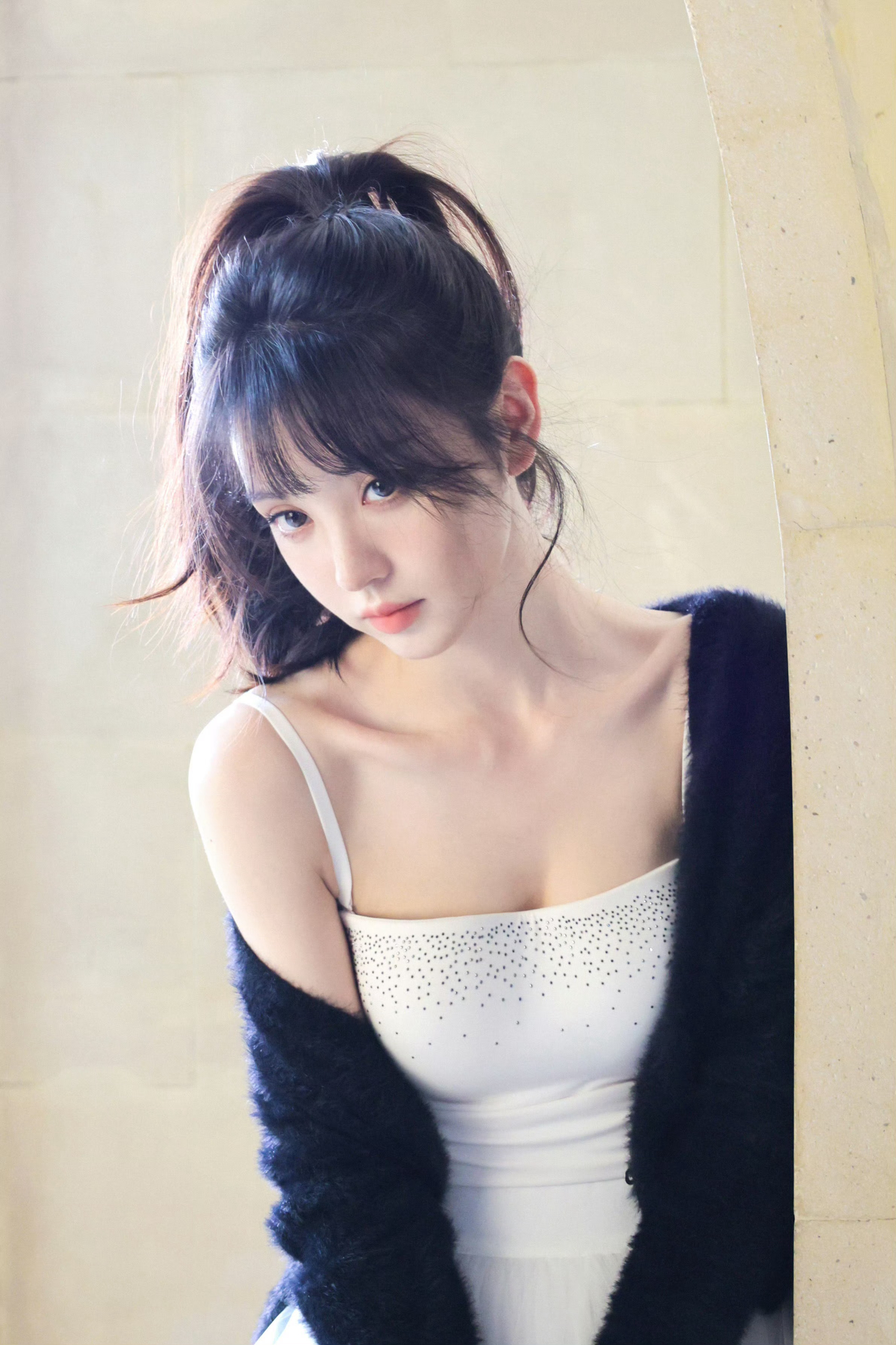 田曦薇，青春感满满的白裙少女。田曦薇