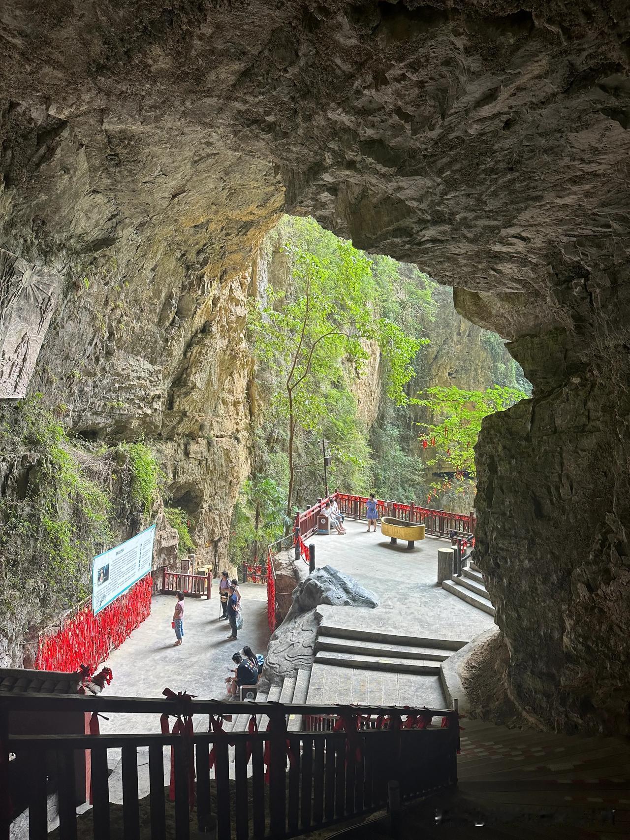 【去重庆这处天然溶洞避暑，比16℃空调房还凉快】在距离重庆主城约1.5小时车程的