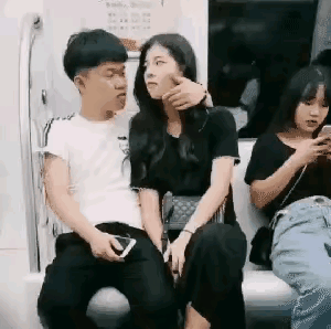 这小子一看就是一个初入情场的愣头青。这女的虽然年龄不大但明显非常老到，半推半就间