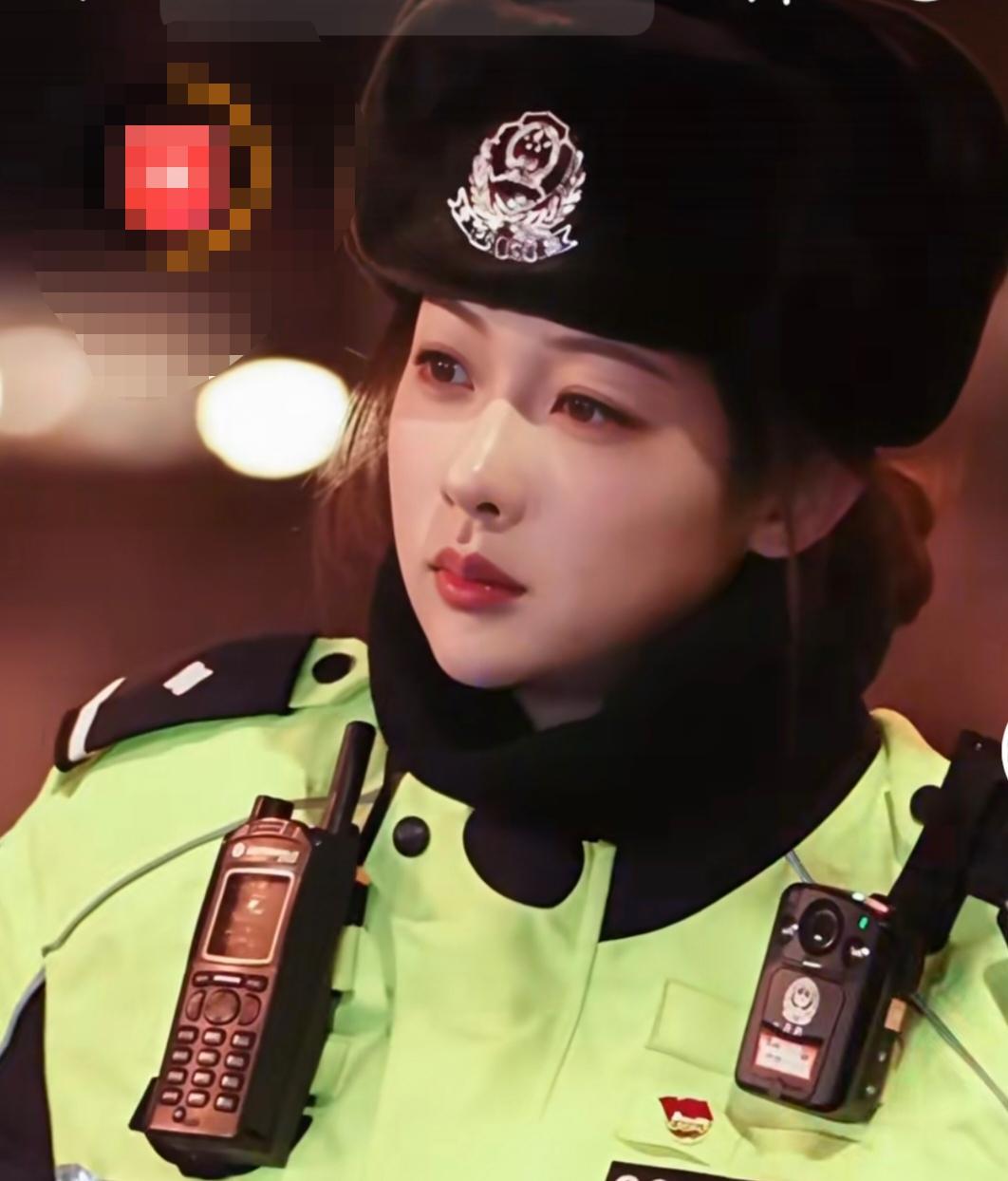 吸睛无数！冬日警花惹人赞！有人伸出大拇指，傲骄感慨：中国女警盖全球！

一脸娇容