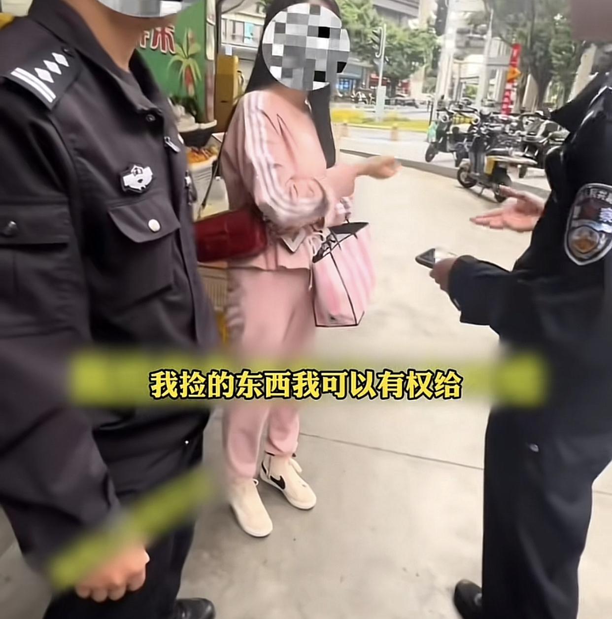 见过捡到手机不还的，但没见过这么理直气壮的。起因是广东一名小仙女捡到一部手机，失