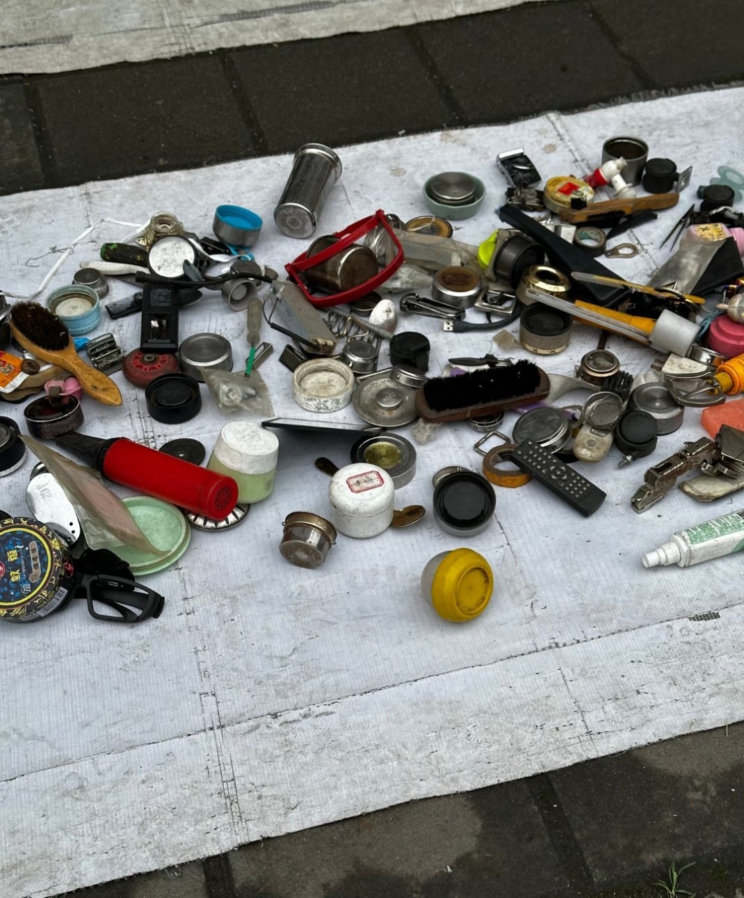 老辈子些真敢卖，老照片、过期的药、口香糖盒子各种杯盖