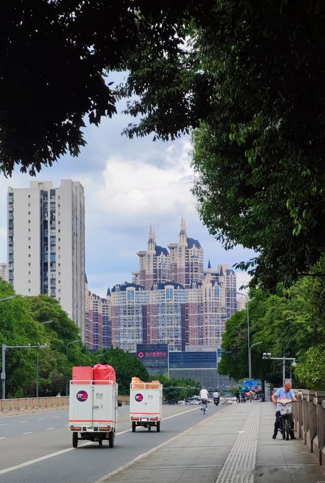 我这乡里人进城了，请问成都人这是城堡吗？
乡里人进城了，老远看到前面，好大一座欧