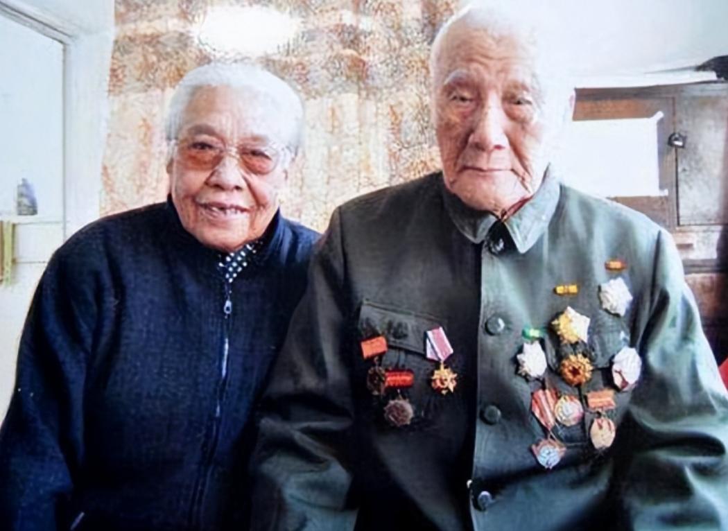 1940年9月，延安，毛主席去食堂时，一个人拎着木棍朝毛主席后脑勺砸去，千钧一发