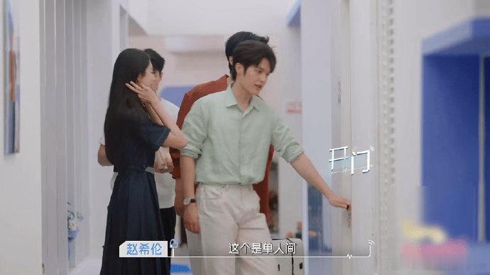 恋综女嘉宾1个箱子4个男人搬点开《心动的信号9》，结果第一期就被搬箱子这段笑到喷