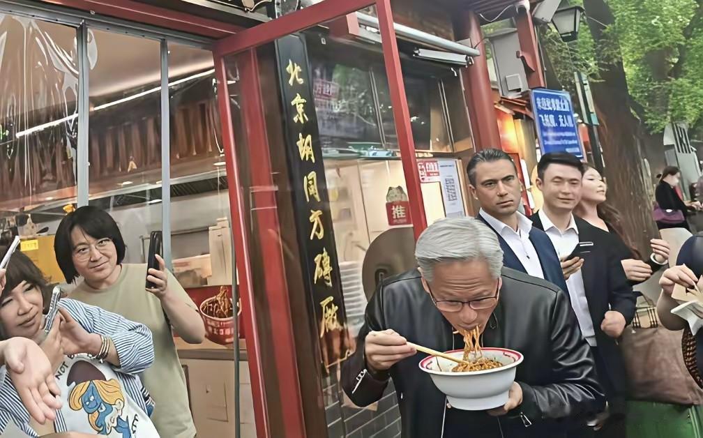 很聪明啊，专门在门口吃，秀亲民呢
以他的身份，就算去后厨吃，也没人管他吧
人家就