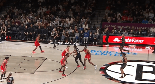 布泽利斯观察：进攻手感糟糕的情况下，凭借防守和拼抢帮助球队图1武器转身勾手不中，