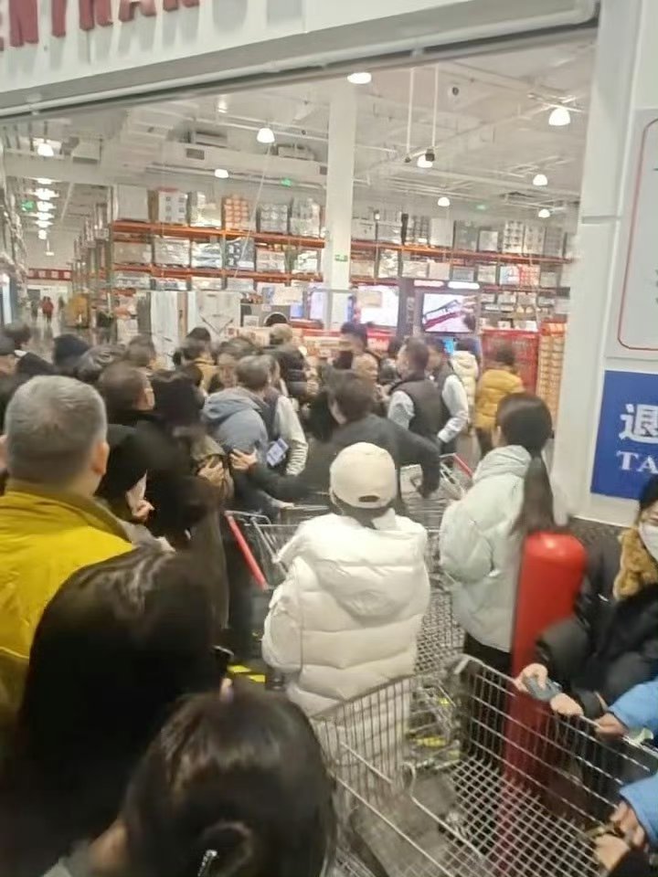 宁波开市客抢海鲜抢手机全是人 1.30宁波开市客📍抢海鲜🦞抢手机📱全是人?