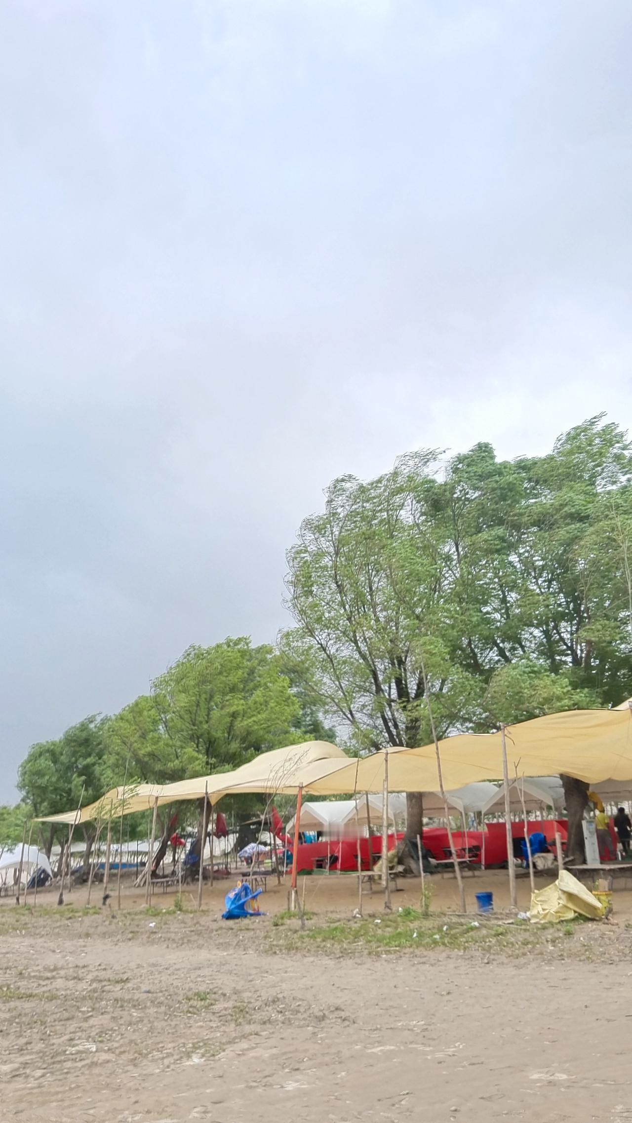 小雨 炳灵湖  莲花镇  在这大风裹挟着小雨的日子里，炳灵湖宛如一颗被风雨轻抚的