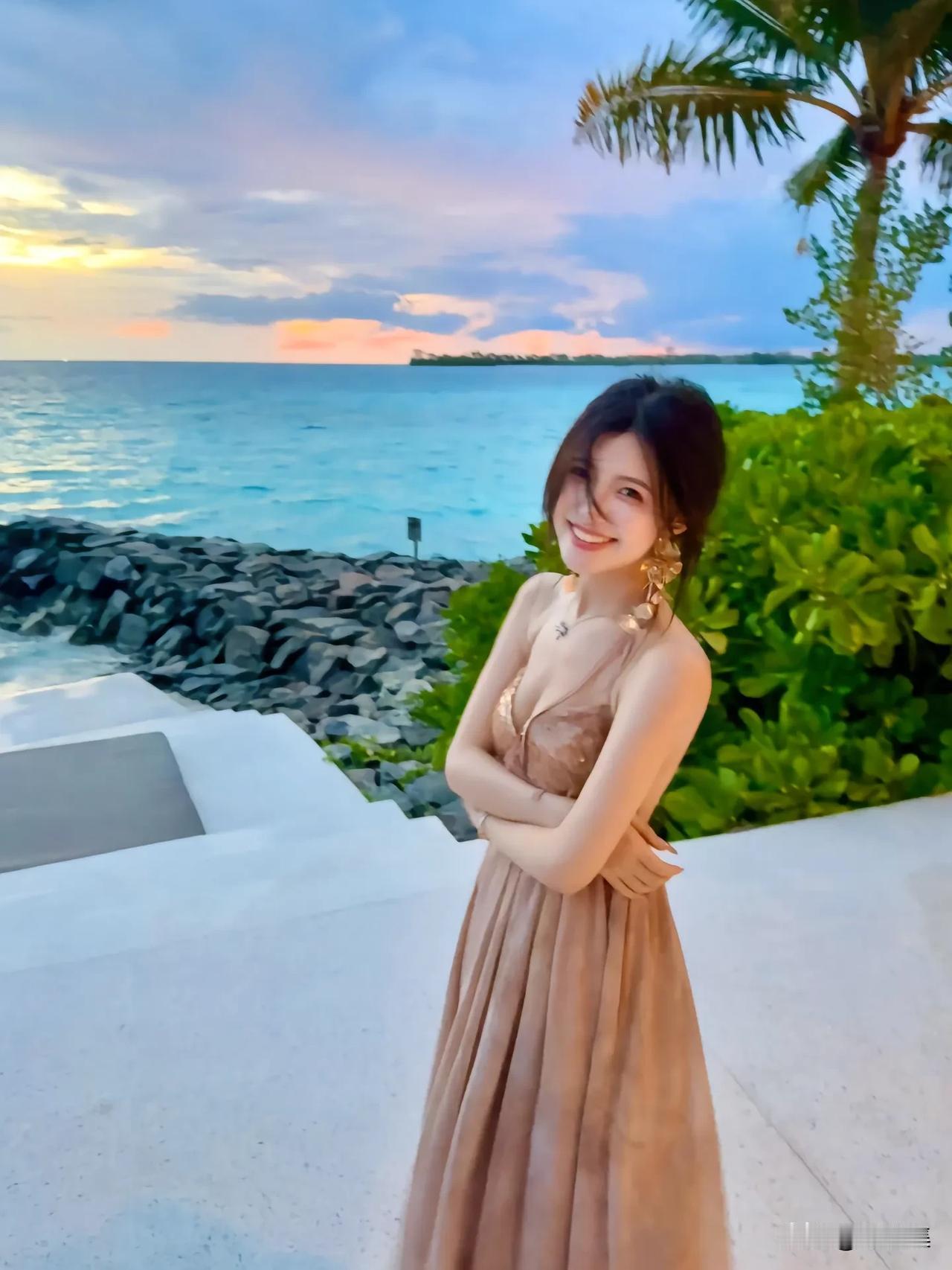 夕阳下的海边，优雅少女，微笑如花。