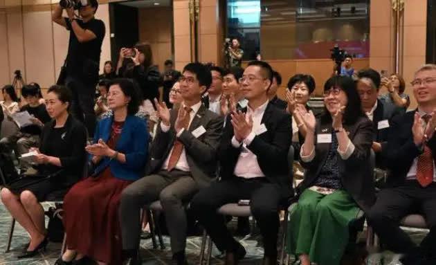 奥巴马憋了10年的心里话终于抖出来了，他在回忆录里写了95次“中国”，还承认20