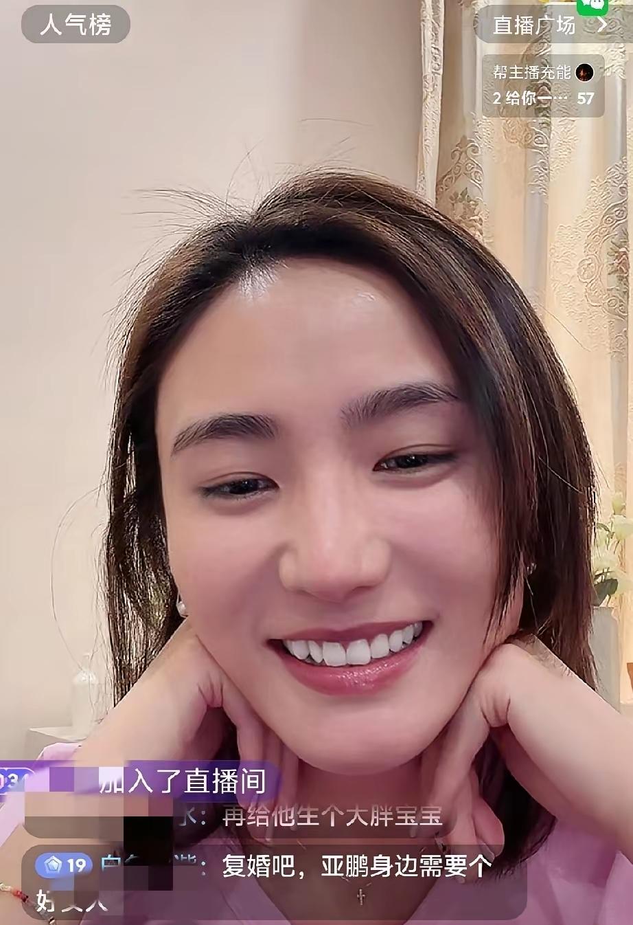 真的好笑，海哈金喜开直播，全网都催着她跟李亚鹏复婚，看来网友还都是比较喜欢她的。