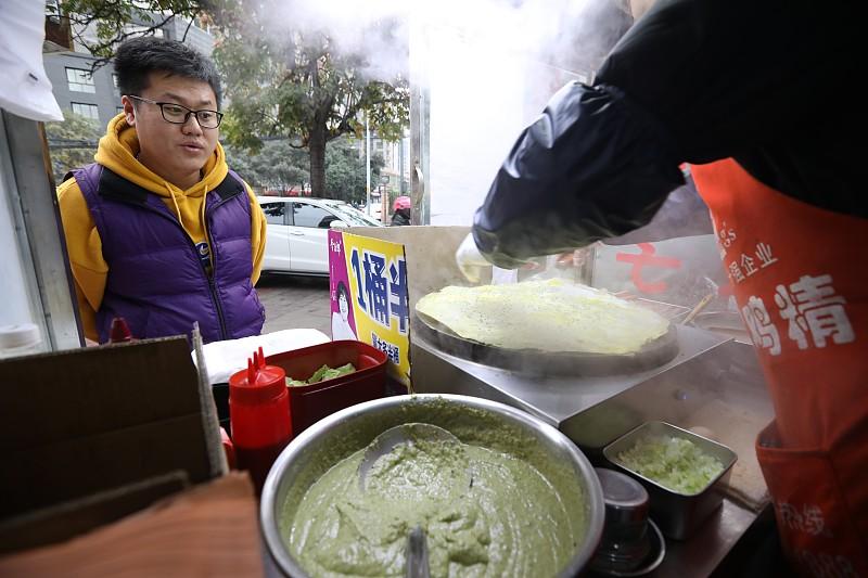 预制菜狂奔遇阻：为什么广东、河南、四川的食客不买账？
上周在郑州经三路，凌晨五点