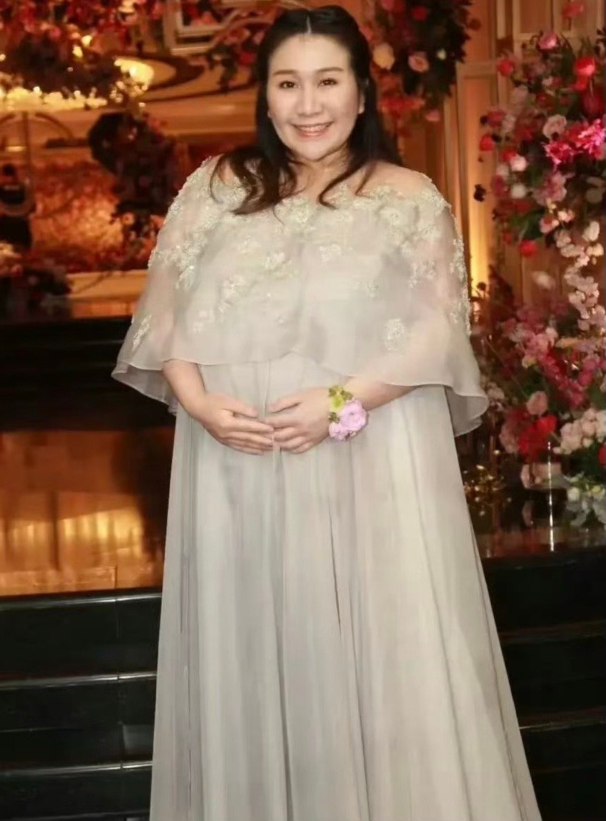#何超盈瘦脱相#我的妈呀！这真是瘦脱相了！都是直接换人的程度哈[爱慕]瘦下来也蛮