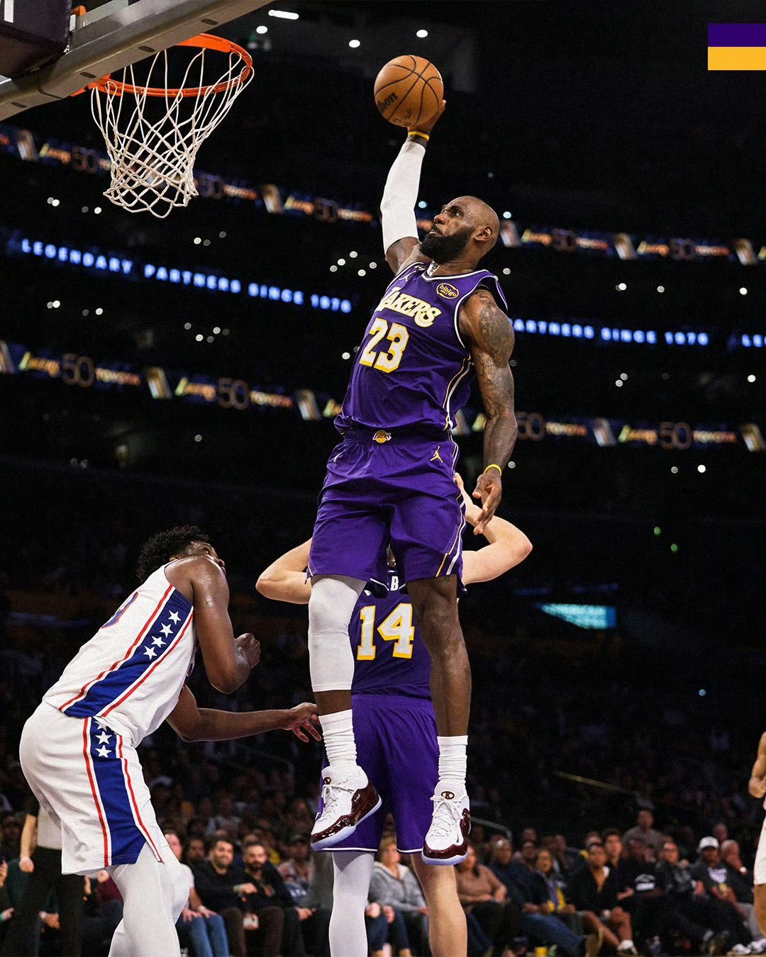 虽然目前只打了55场比赛，但詹姆斯本赛季的扣篮次数已经来到87次，这是他加盟湖人