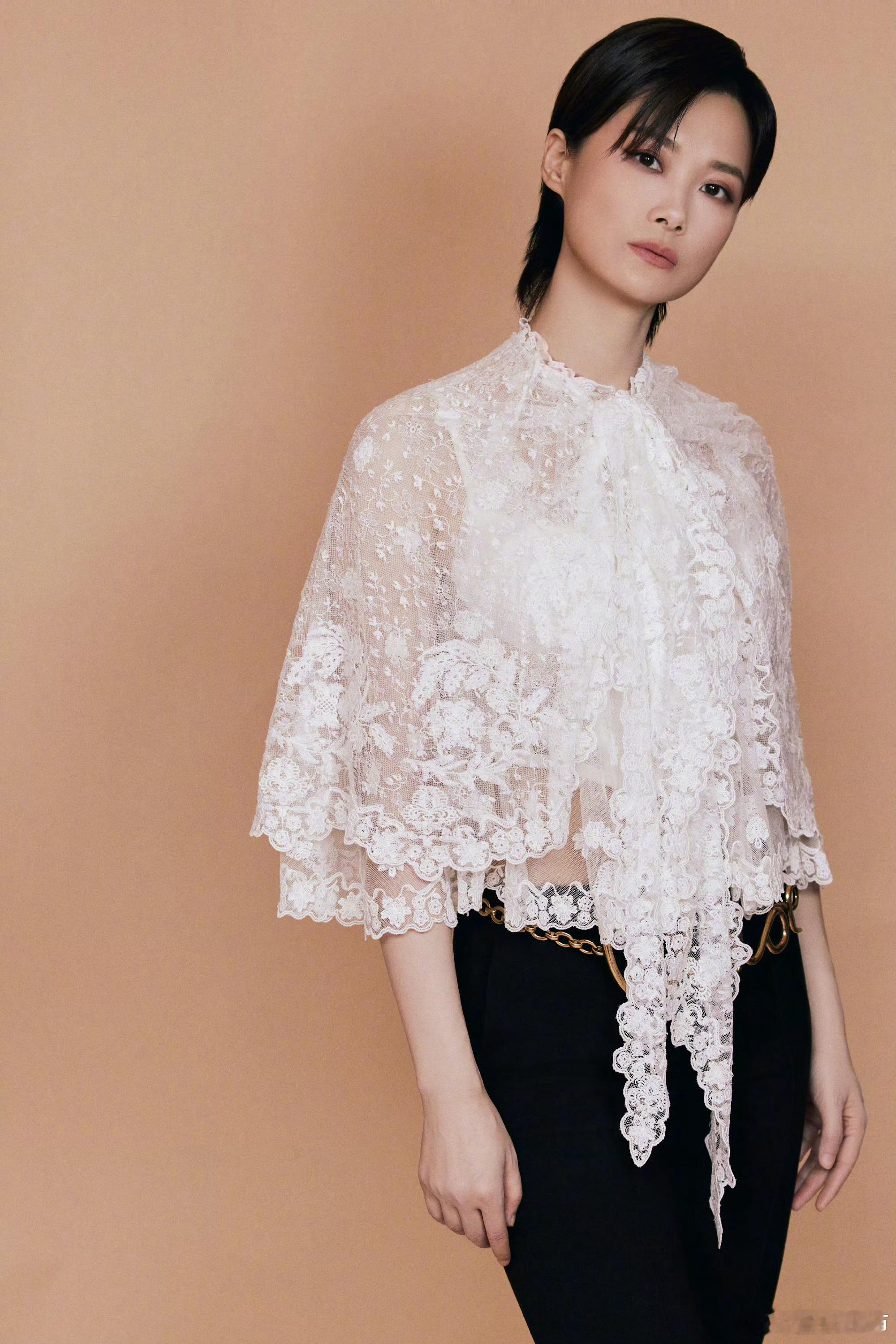 #李宇春波西米亚蕾丝衬衣# 惊喜亮相百花奖，一身白色蕾丝衬衫搭配休闲恣意的长裤，