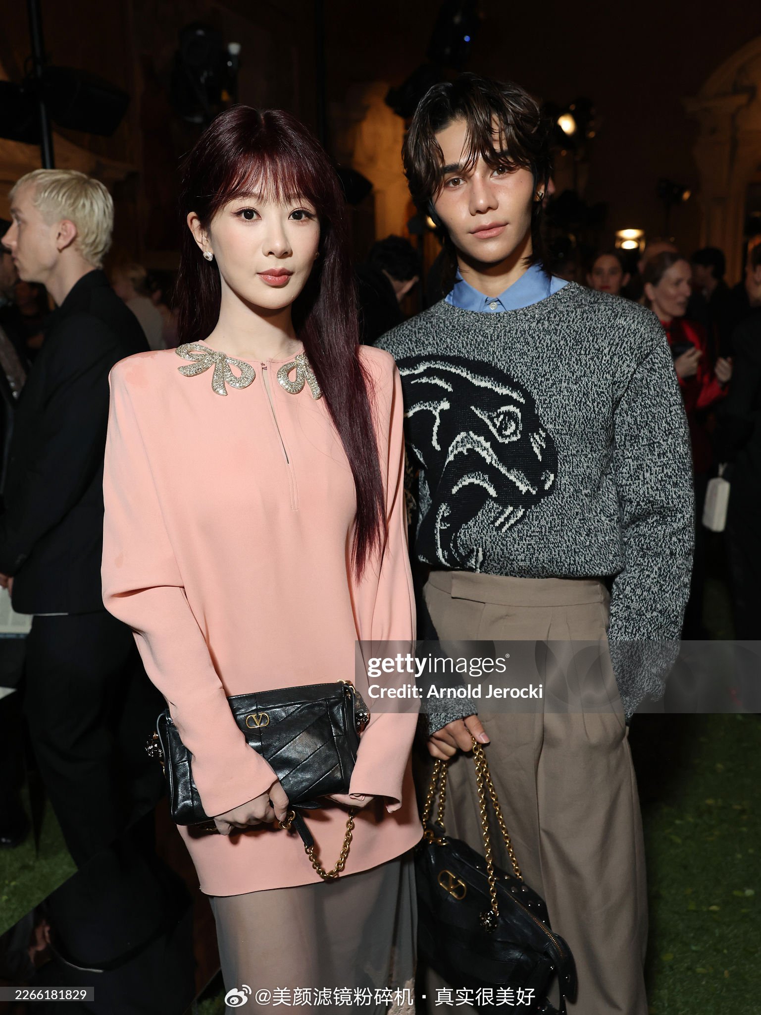 杨紫罗马看秀新闻图杨紫向品牌方赠汉服引惊叹