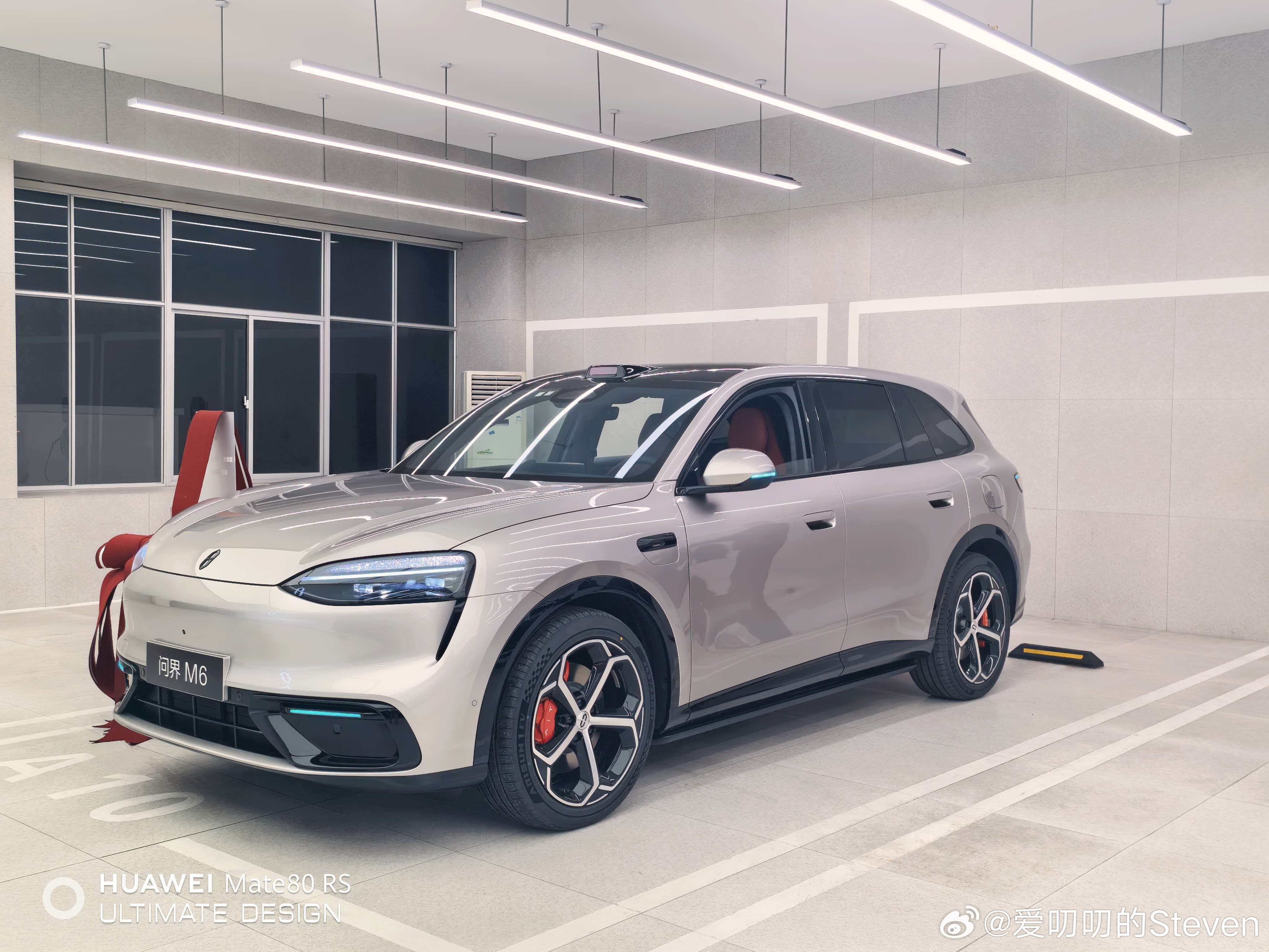 展车到了，看到了银色的非常帅！昨天发布会我连车都没摸到，人山人海的，媒体抢着拍…