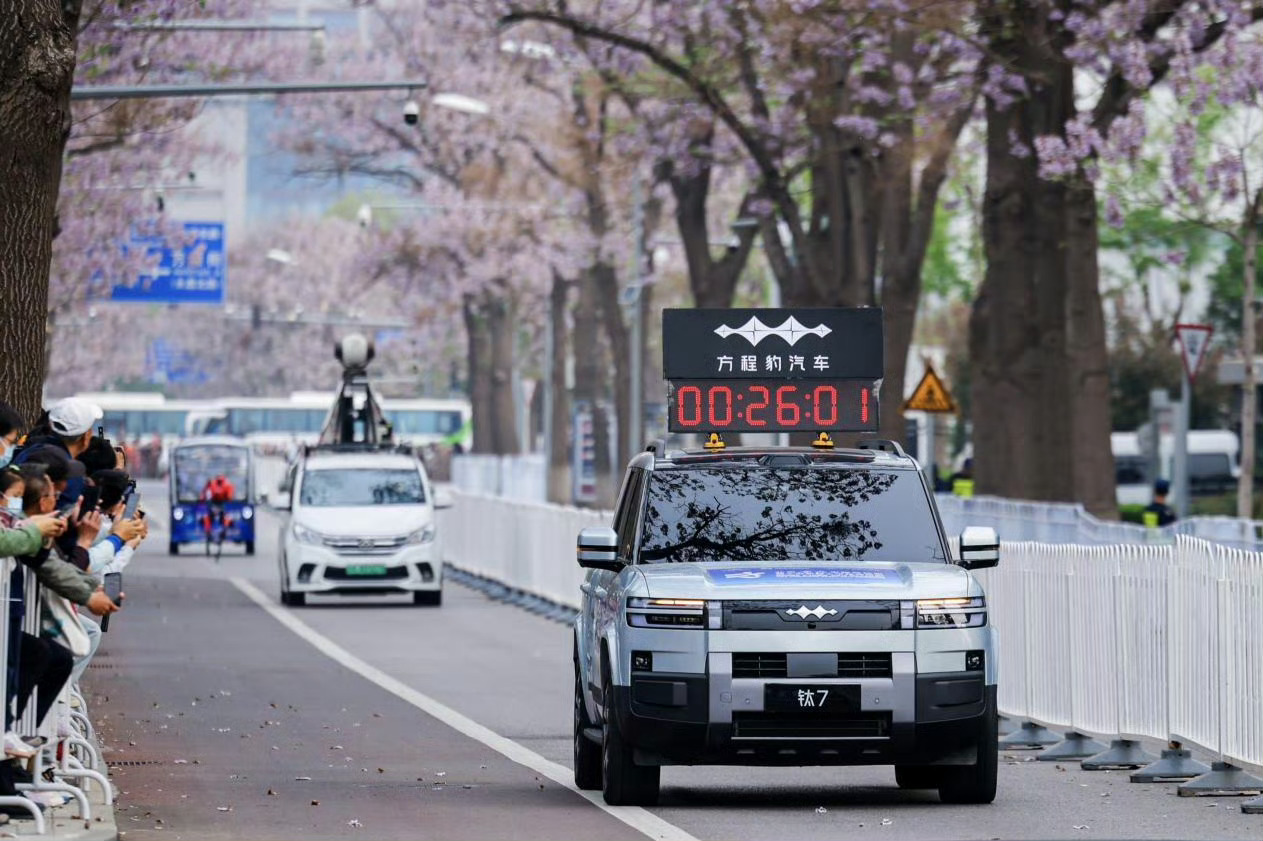 4月19日，全球首场人形机器人半程马拉松在北京亦庄鸣枪开跑。这场21公里的赛事涵