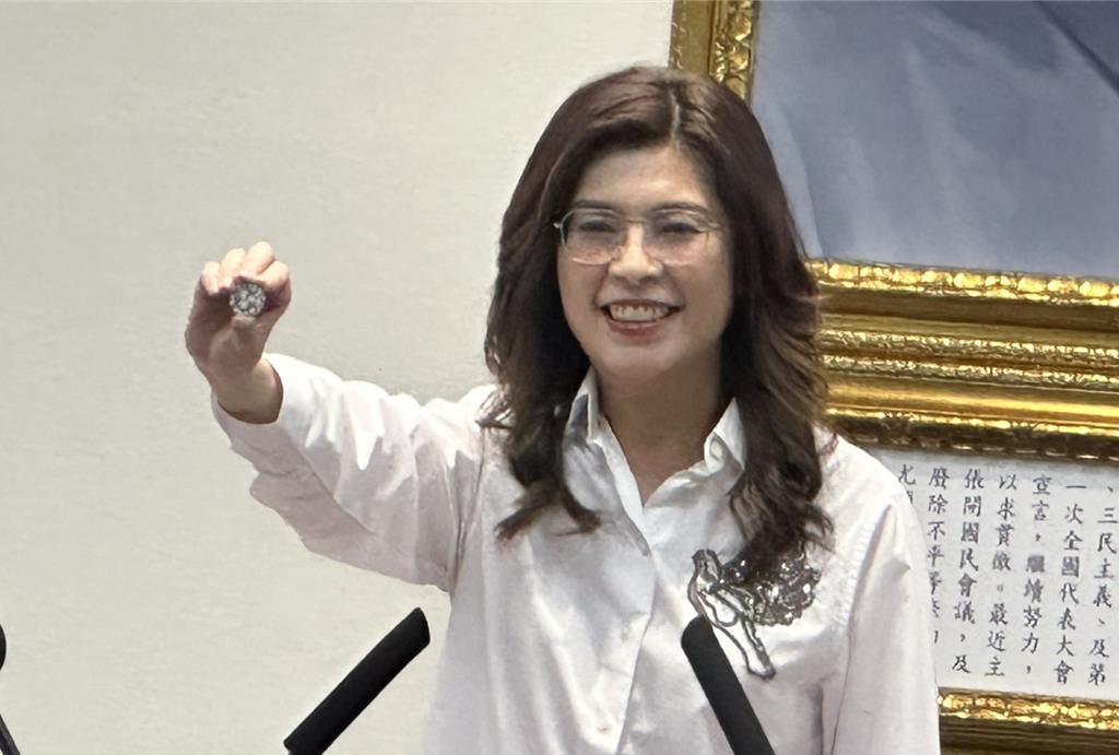 中国“国民党主席”郑丽文发表声明，

7月1日，郑丽文国民党中常会上谈她最关注的