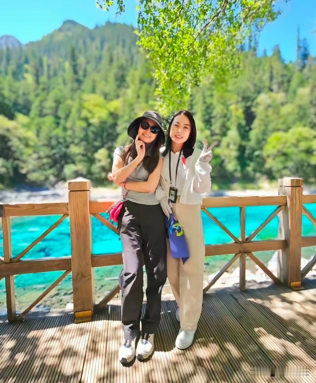 50岁林心如现身九寨沟旅游，她看起来瘦了好多，素颜皮肤很好，整个人很显年轻，完全