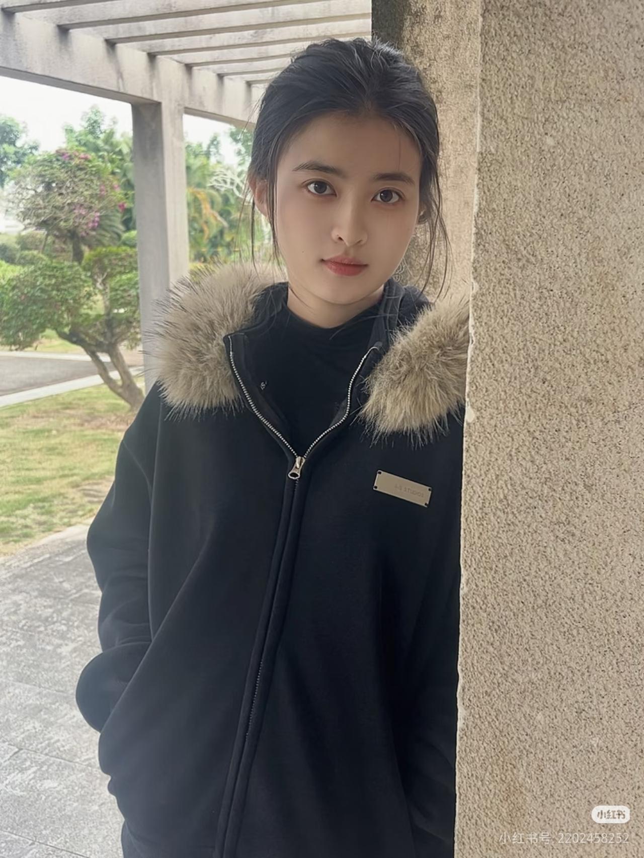 寒风拂面，倚栏思远。