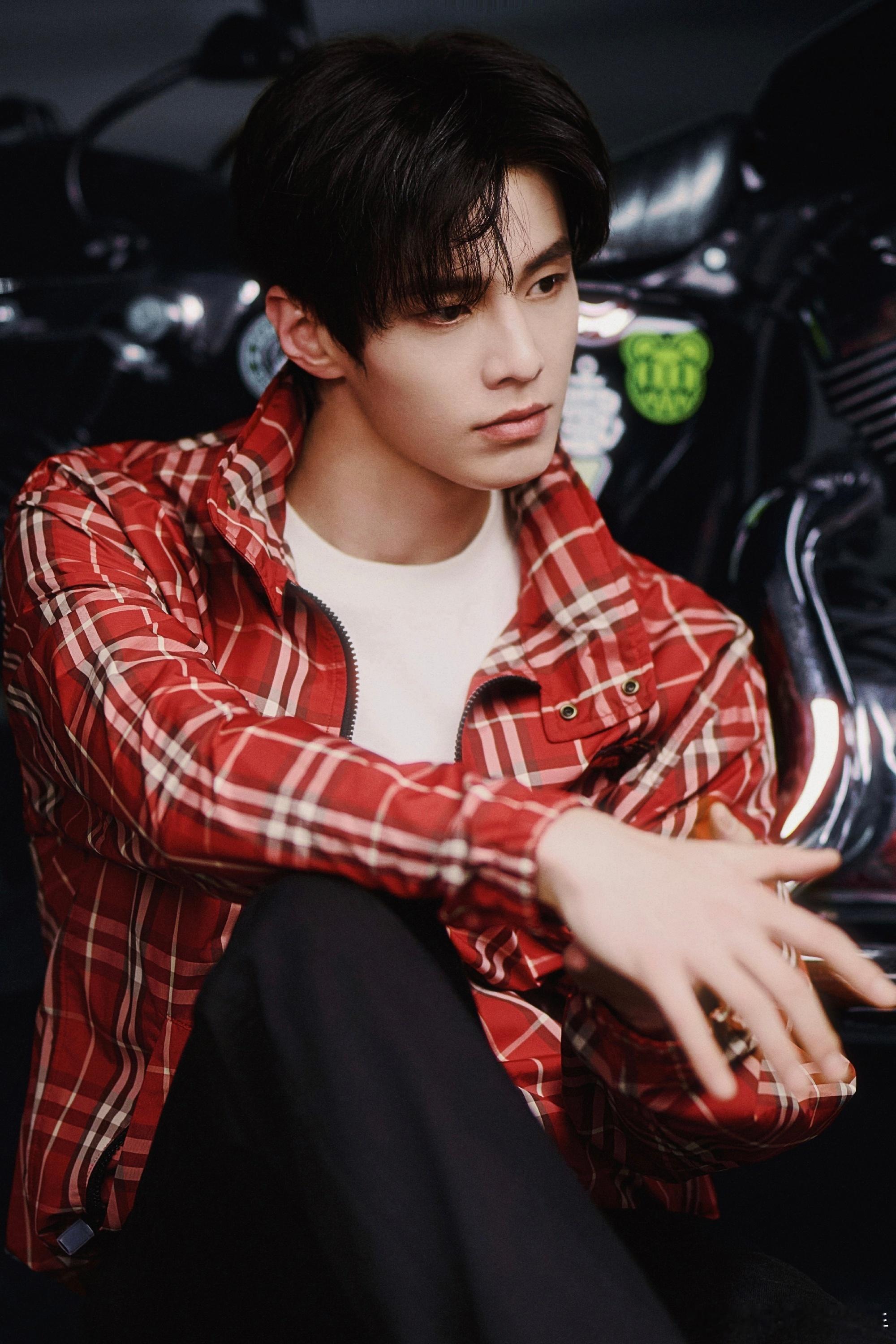 何与被门帘扇了一巴掌何与脾气还是太好了，由于人太多太挤，进门被门帘扇了一巴掌 孩