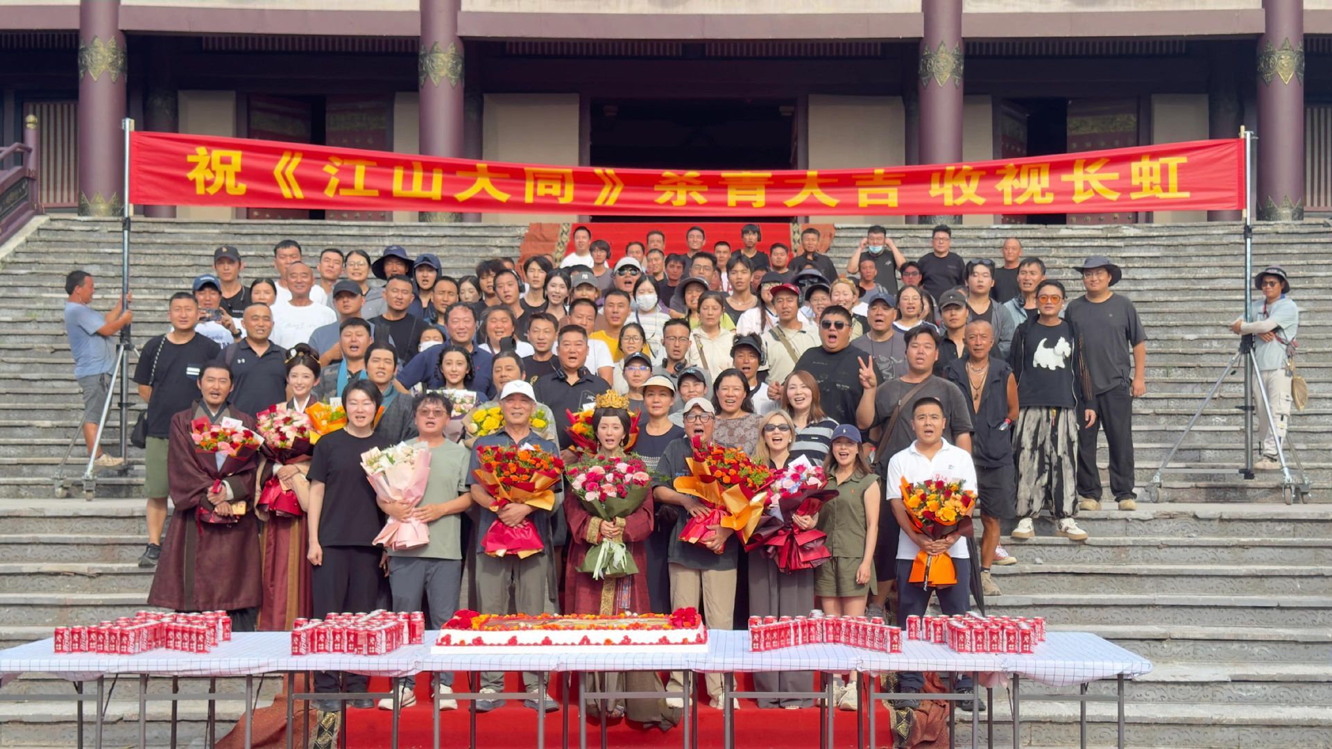 杨幂  正面杀青照，笑得好开心的幂