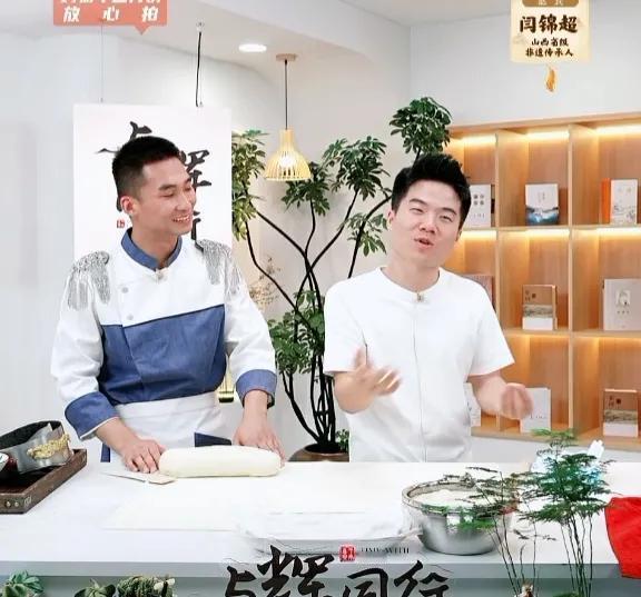 天呐！董宇辉的直播间，果然走在了创新的前沿！今晚，竟然请来了山西省级非遗传承人闫