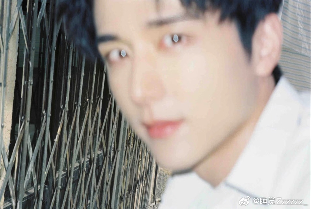 #张新成[超话]# 我去，有人懂这张图的含金量吗[色]这张脸简直是雕塑级别的存在