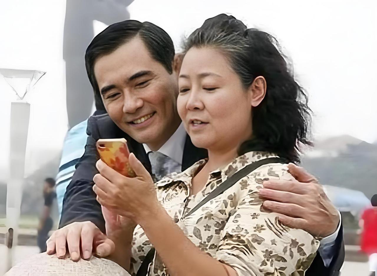 1991年，萨日娜为能分到11平米房子，258元彩礼就嫁给同学潘军，婚后她被嫌弃