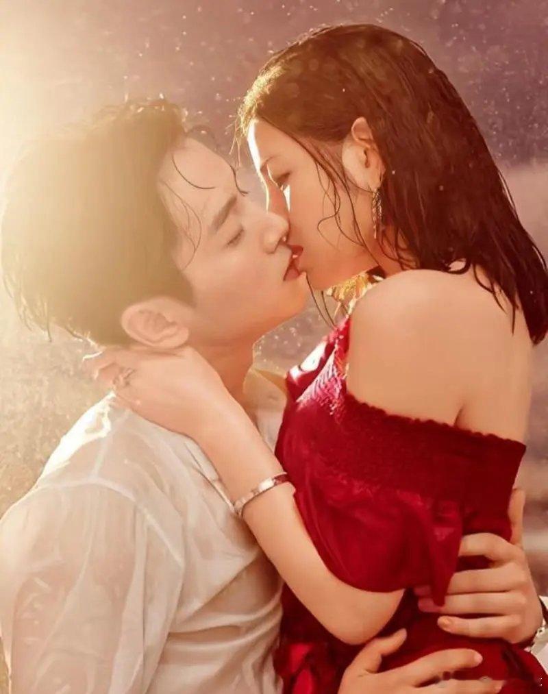 陈妍希在《狙击蝴蝶》里也太敢了吧！那些吻戏看得我脚趾抠地，衣柜里按头亲、坐大腿上