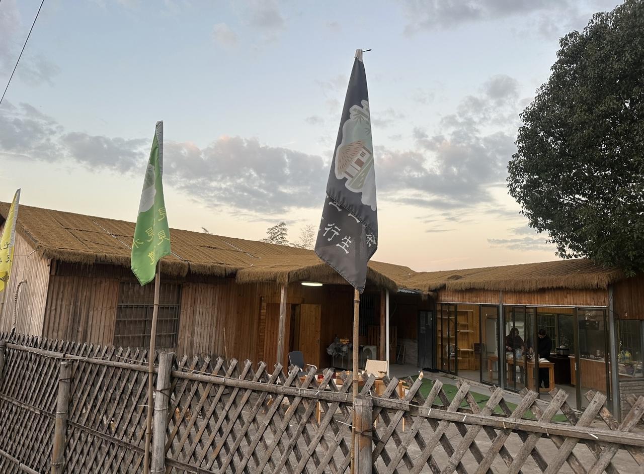 吃饭的时候，经常吃着吃着开始发呆了
看着茶台上的小花，不知道怎么还长了苔藓，还挺