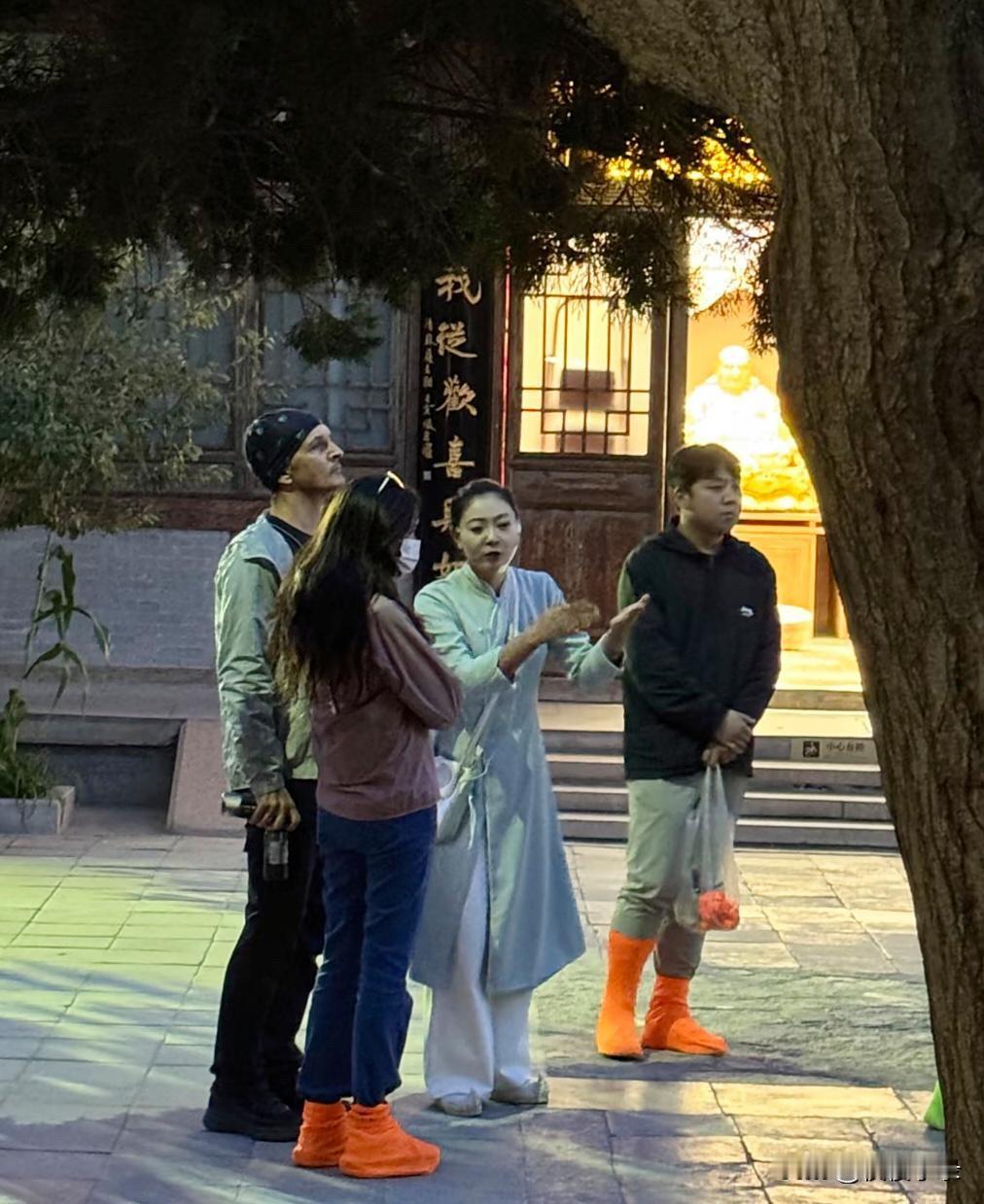 55岁莫文蔚和德国籍老公在甘肃旅游，夫妻俩穿衣打扮低调，两个人身材都很高挑，外形