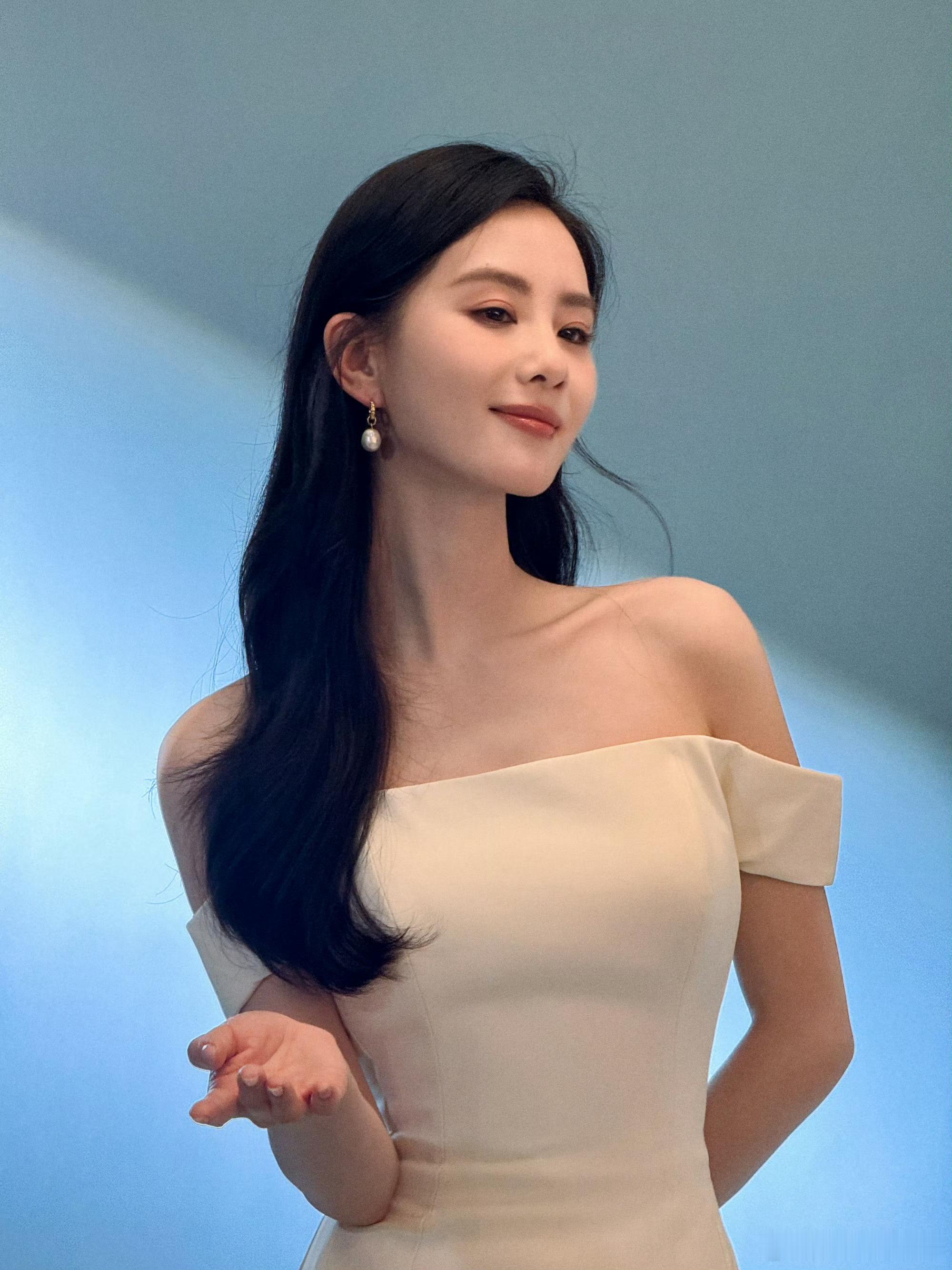 婚纱诗宝！好美[爱慕][哇]#刘诗诗白色抹胸婚纱##刘诗诗抹胸白花纱裙# ​​​