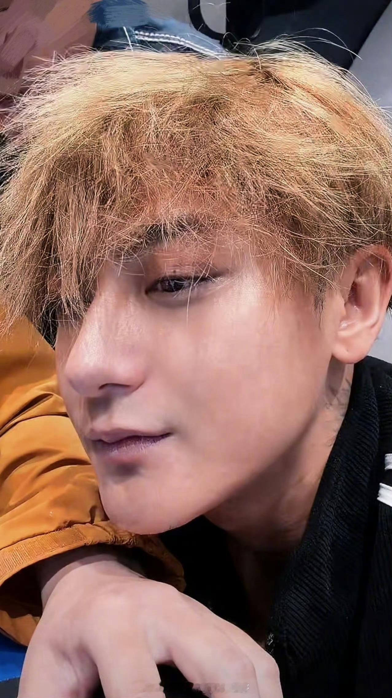 黄子韬头发像玉米须黄子韬发质变差 救命！被黄子韬的发质笑死了！这个头发越看越像玉