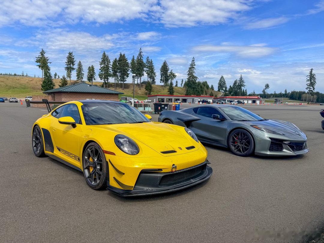 对比体验一哈911 GT3 vs C8 Z06。 波子最牛的地方就是从坐姿到油门