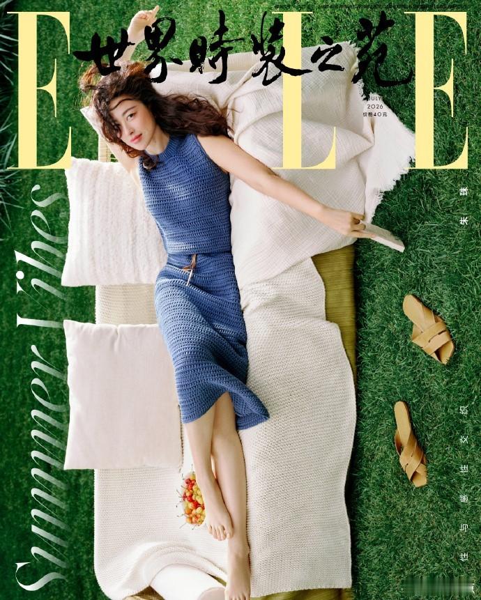 朱珠七月刊ELLE 朱珠卷发太迷人铺满青草的户外床，朱珠躺卧间尽显从容女人味 