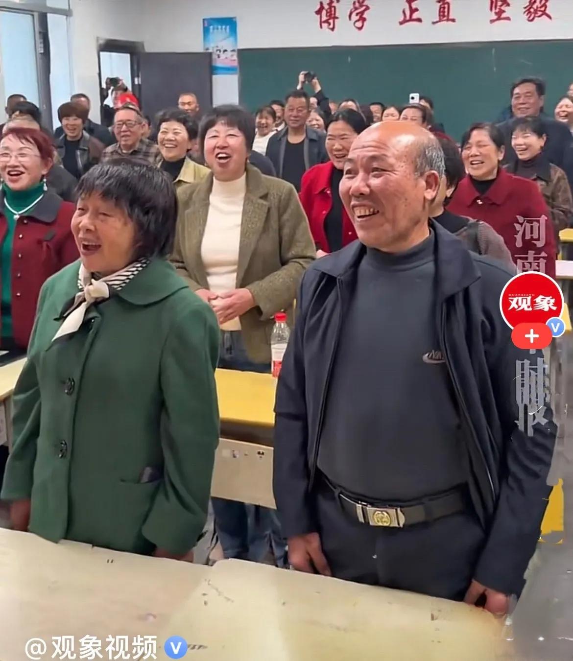 不可思议，下一代还会有这么全乎聚会吗？
近日，湖南长沙一群1976年毕业的初中师