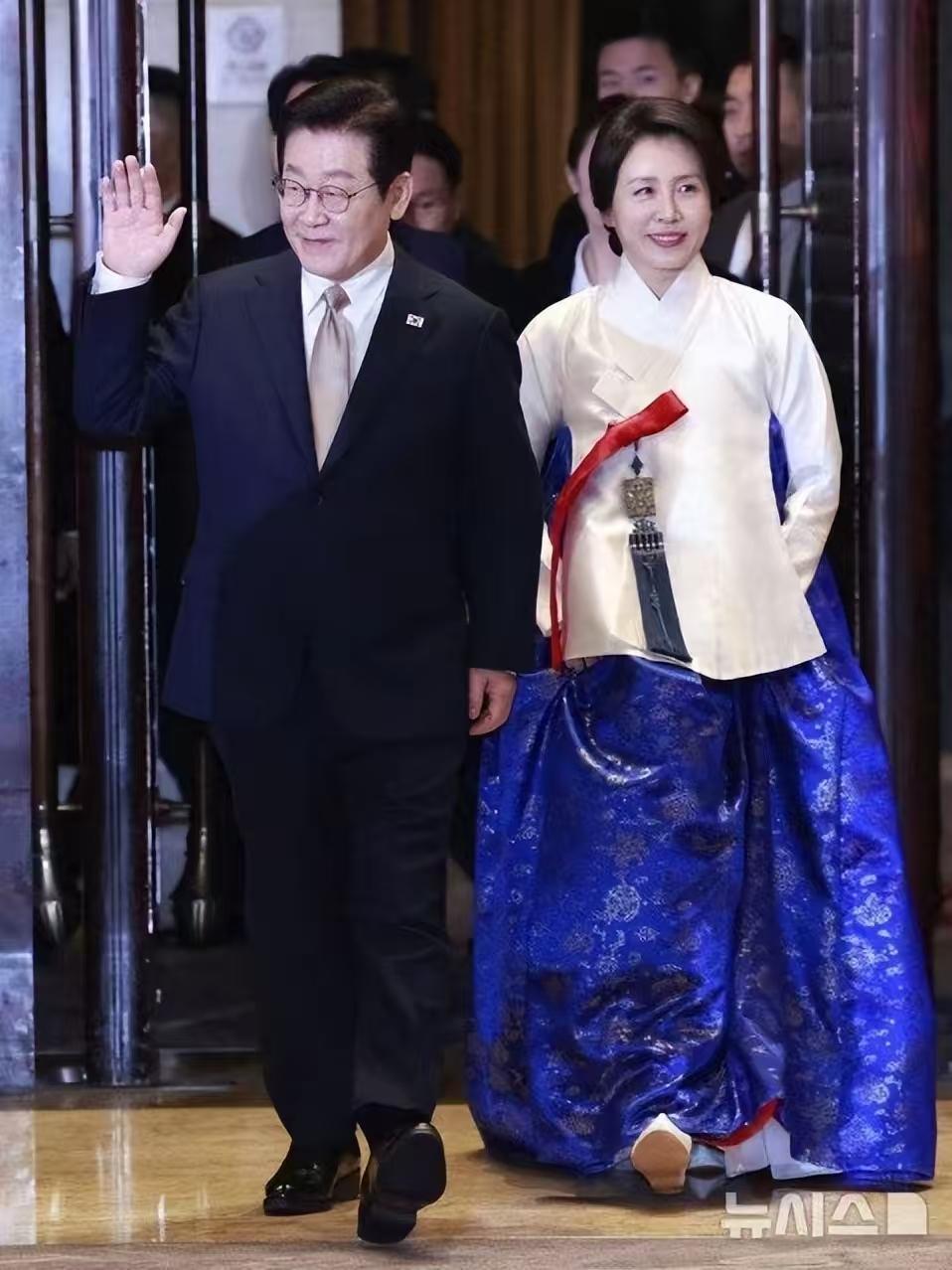 韩国总统李在明对夫人那是真爱。

每次出访都会带上她，两人走在一起时，他都会不由