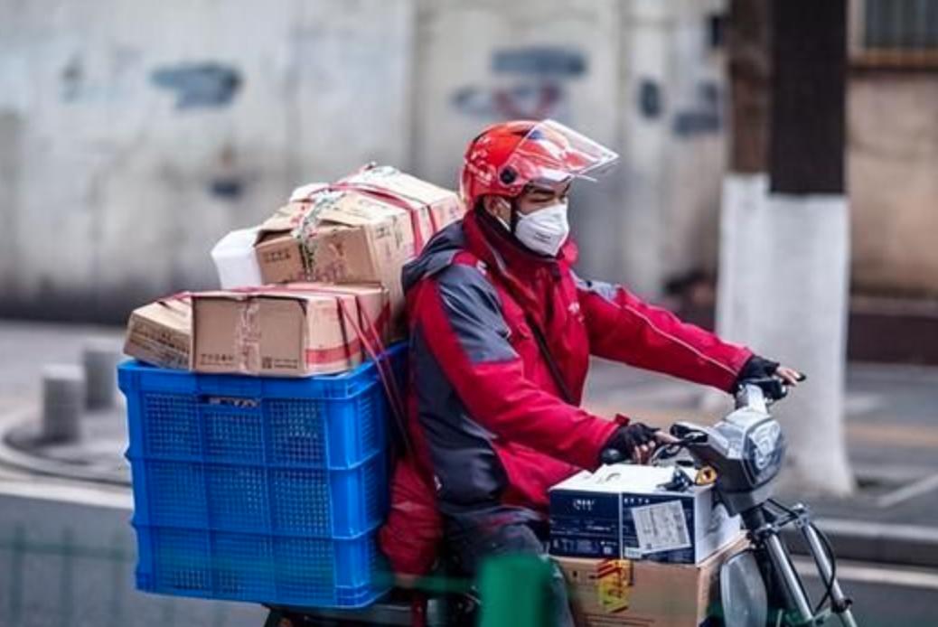 #记录我的2024# #快递员谈新规：打电话花费大量时间#新规出台：该喜还是该忧