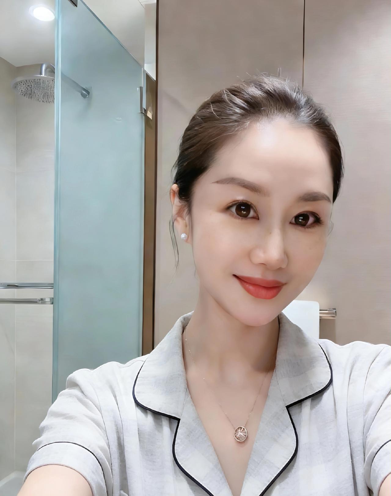 亚洲第一邪术真不是吹的，
门禁都不让进去，认不出来了。
我家小区是面部识别门禁，