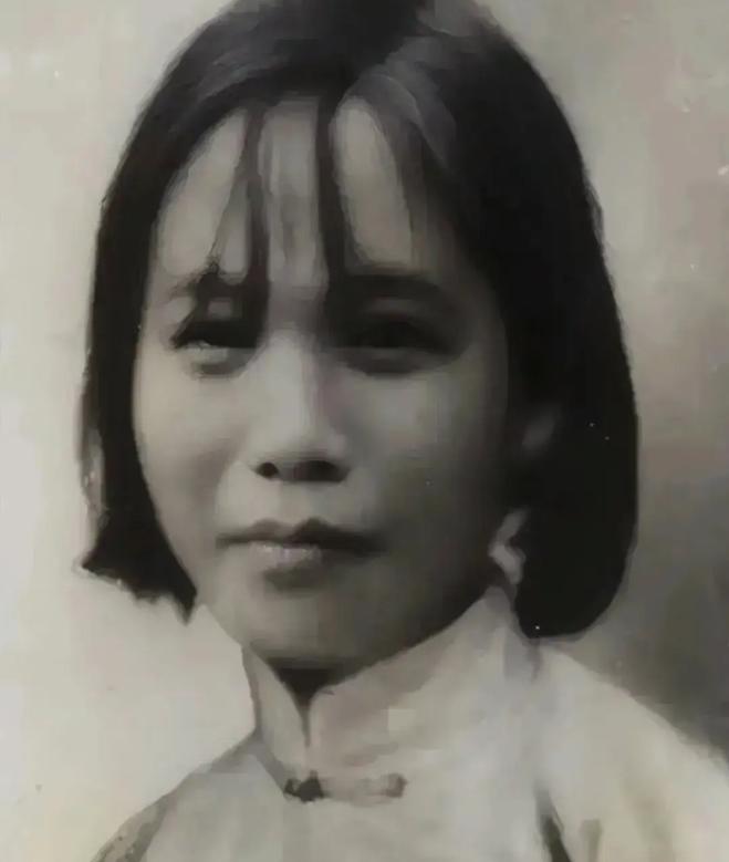 1943年，一位女战士被日军钉在树上，可恶的日军，竟放出一条狼狗，狼狗疯狂地撕咬