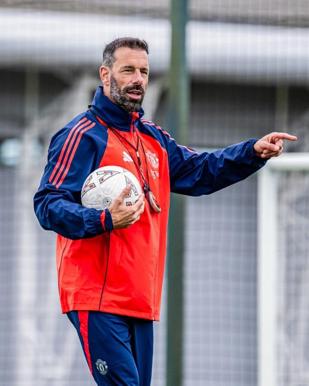 范尼在曼联倒计时💔阿莫林虽嘴上说周末不会接手曼联，但英力士没理由干等下去，解约