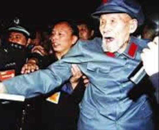 他是中国最长寿的老红军，没有之一。47岁才参军，63岁才娶上媳妇，66岁当爹，一