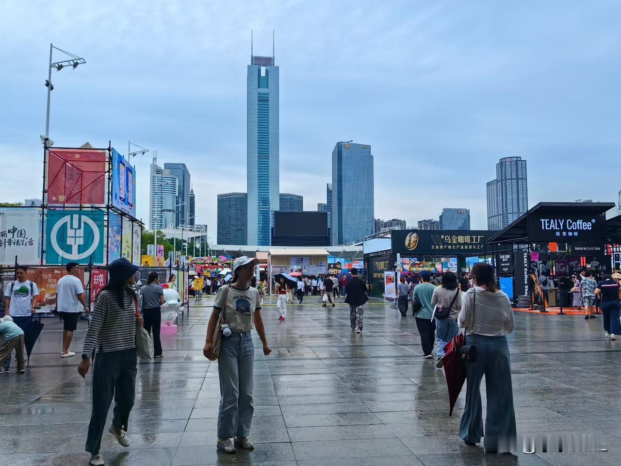 天河体育中心飘来阵阵咖啡香味
晒图笔记大赛 
昨天下午，喜欢喝咖啡的我冒着小雨，