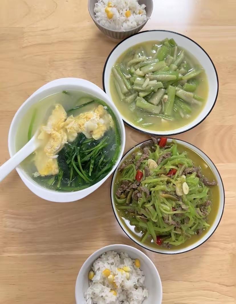 两口子的清淡晚餐：菠菜蛋花汤、莴笋炒牛肉丝、清炒丝瓜，配两碗玉米碴米饭，有荤有素