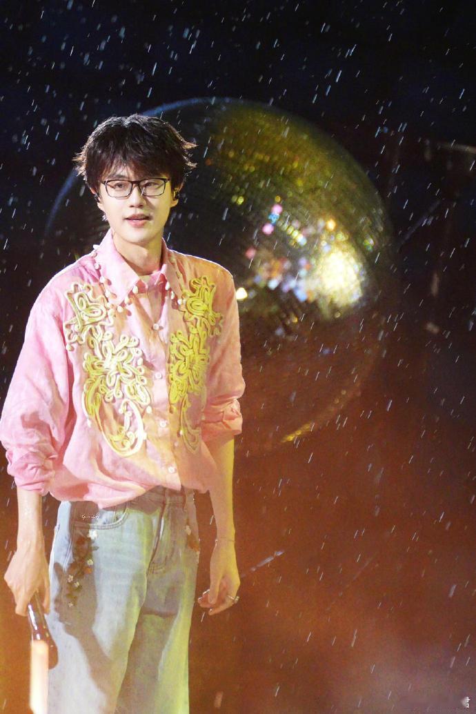 许嵩官宣五城巡演 超级庆幸这次巡演城市选得超贴心，不用长途跋涉，在家门口就能听许